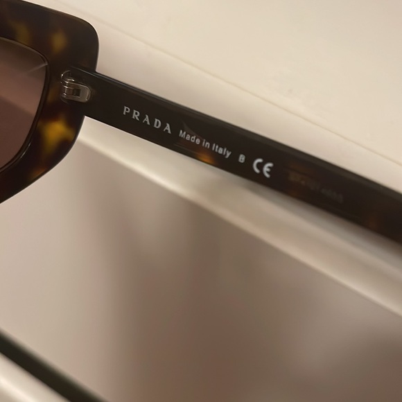 Prada cat eye sunglasses wit box and case. Color brown and black. - Picture 4 of 8